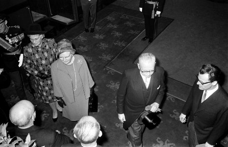 Koningin Juliana en president Heinemann worden aan diverse autoriteiten voorgest, Bestanddeelnr 923-0069