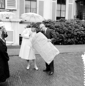 Koningin Juliana krijgt een cadeau aangeboden, Bestanddeelnr 911-3981