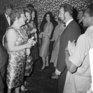 Koningin Juliana en de prinsessen Beatrix en Irene zijn in de Kleine Komedie voo, Bestanddeelnr 913-7734