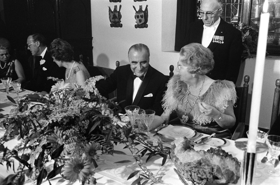 Koningin Juliana en president Pompidou aan tafel, Bestanddeelnr 923-0415
