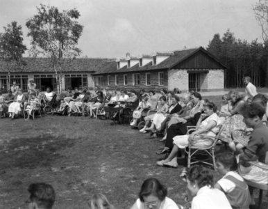 Koningin Juliana brengt een bezoek aan de Leemkule in Hattem, Bestanddeelnr 908-7741