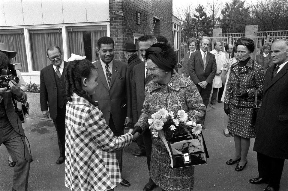 Koningin Juliana krijgt bloemen bij aankomst, Bestanddeelnr 926-3488