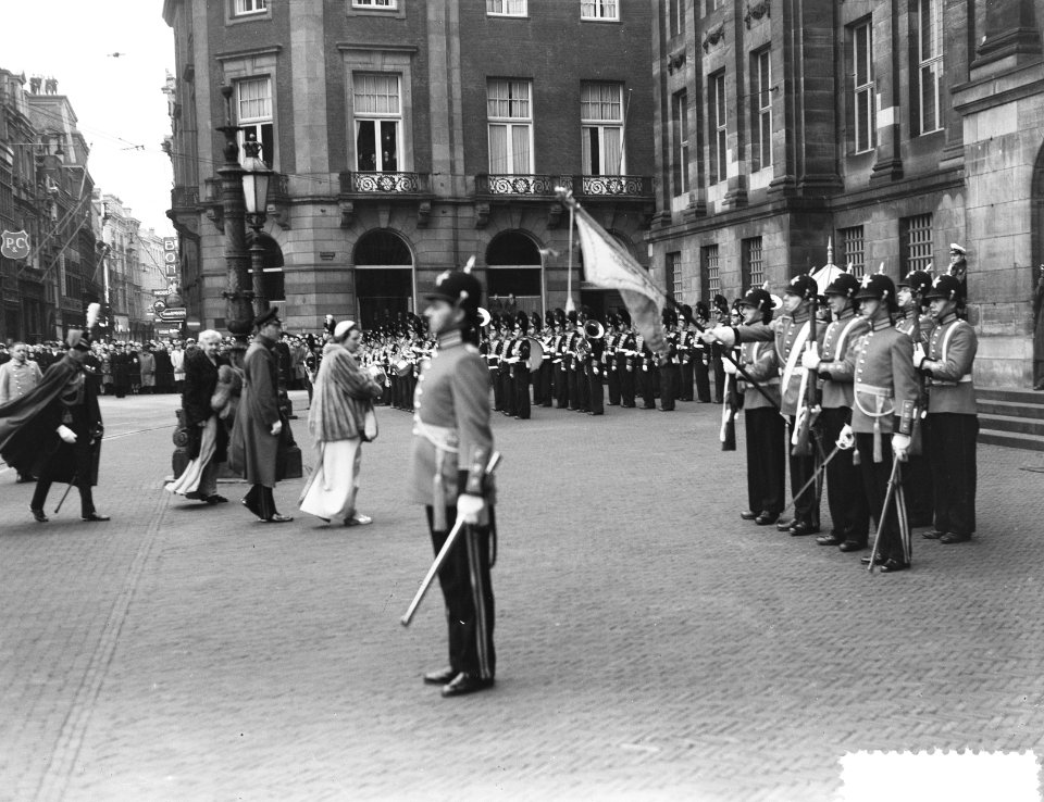 Koningin Juliana en prins Bernhard arriveren bij het paleis, Bestanddeelnr 904-9357