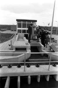 Koningin Juliana en gezelschap bij de waterzuiveringsinstallatie, Bestanddeelnr 927-1353