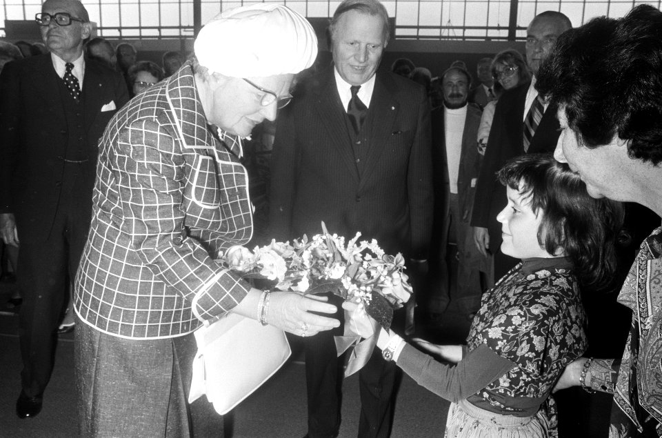 Koningin Juliana krijgt bloemen overhandigd midden mr. Van Namen (voorzitter St, Bestanddeelnr 927-9127