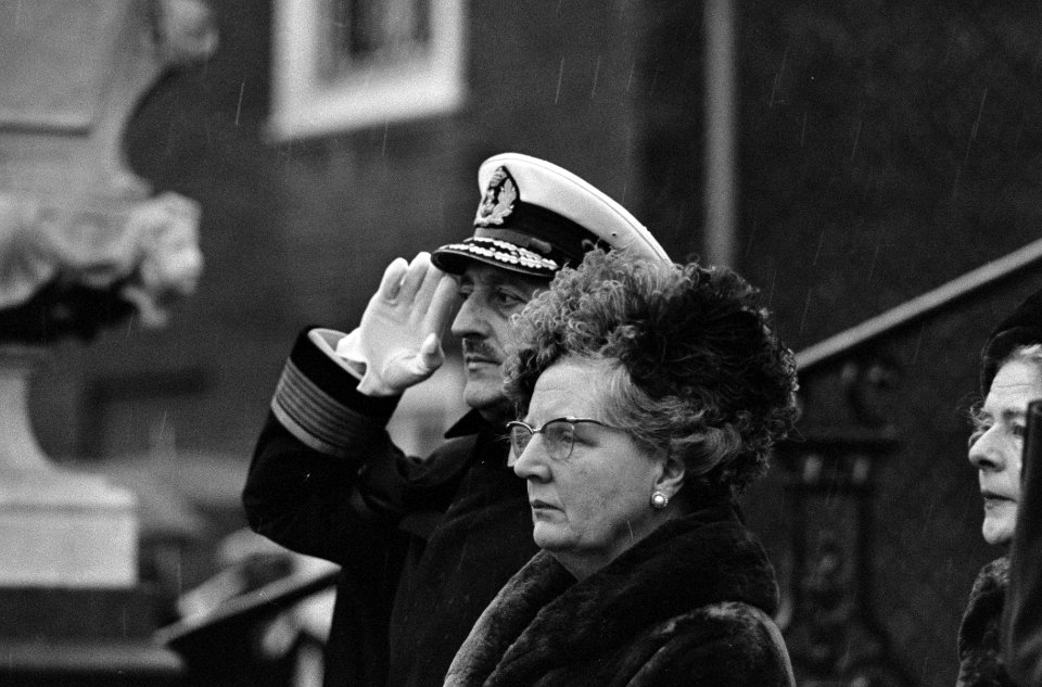 Koningin Juliana en generaal majoor J.G.M. van Nass, commandant van het Korps Ma, Bestanddeelnr 918-5460