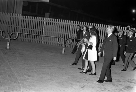 Koningin Juliana en Prins Bernhard arriveren op Schiphol uit Indonesie, Bestanddeelnr 924-9086