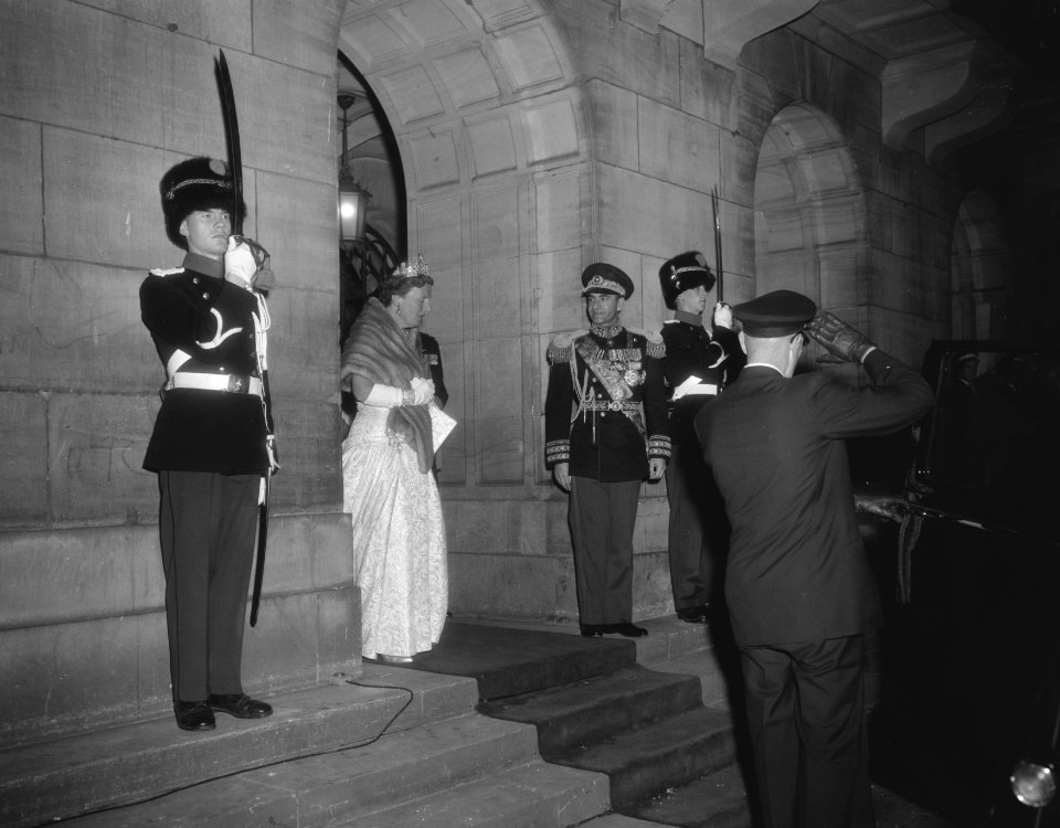 Koningin Juliana en de Sjah verlaten het Paleis op de Dam op weg naar het galadi, Bestanddeelnr 910-3793