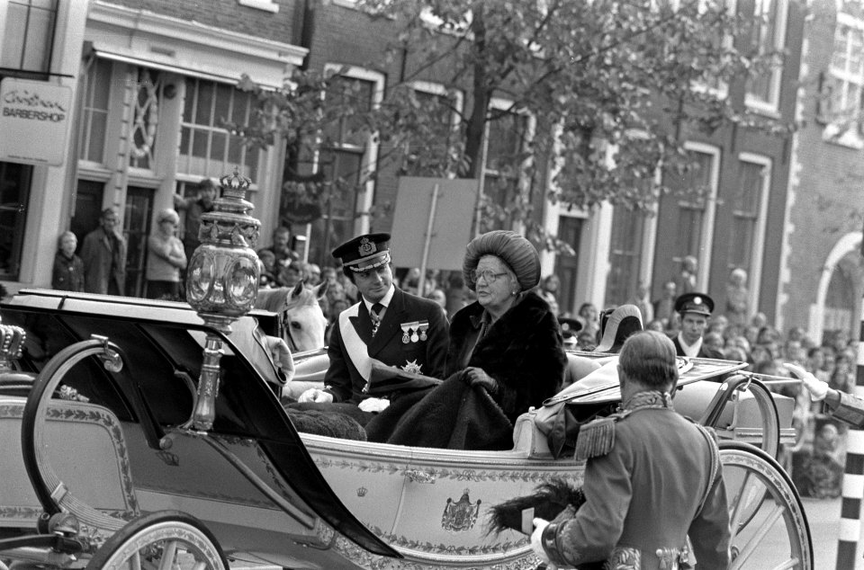 Koningin Juliana en koning Carl Gustav in open calèche, Bestanddeelnr 928-8488