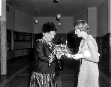 Koningin Juliana krijgt bloemen bij aankomst, Bestanddeelnr 919-1765