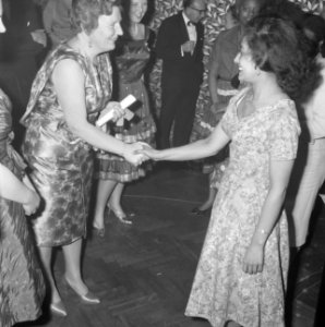 Koningin Juliana en de prinsessen Beatrix en Irene zijn in de Kleine Komedie voo, Bestanddeelnr 913-7732