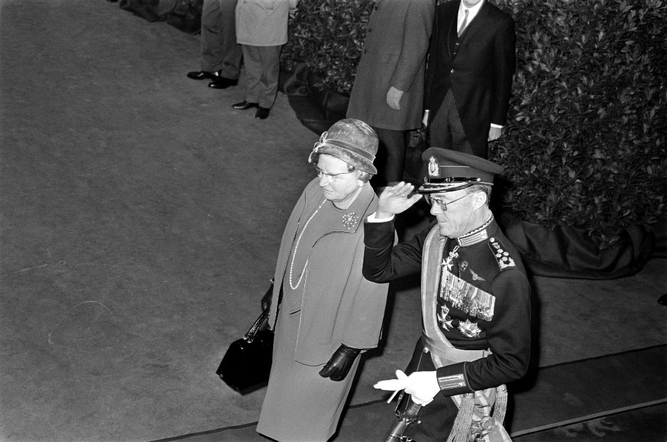 Koningin Juliana en prins Bernhard begroeten president Heinemann en zijn echtgen, Bestanddeelnr 923-0062