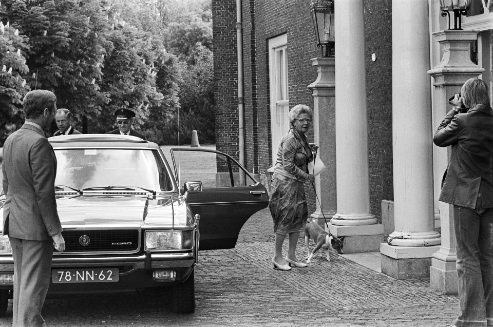 Koningin Juliana en hondje bij aankomst, Bestanddeelnr 929-2055