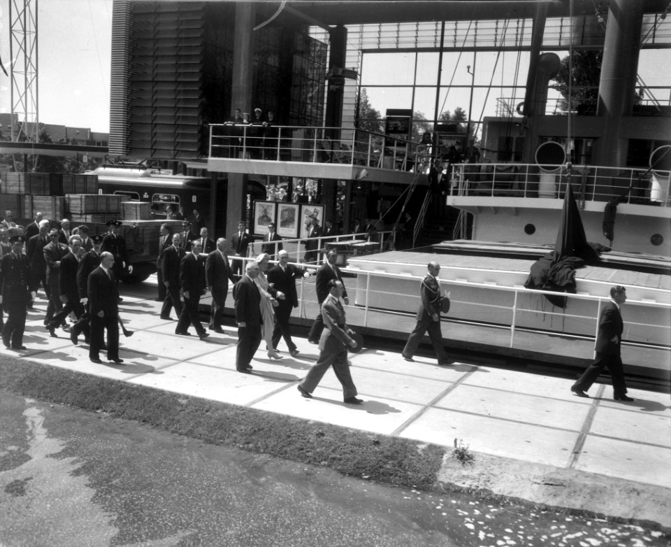 Koningin Juliana en prins Bernhard bezoeken de Expo 1958 in Brussel Hier bij he, Bestanddeelnr 909-6414