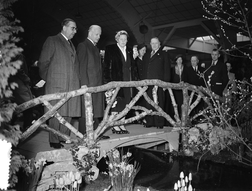 Koningin Juliana brengt een bezoek aan de Amstelflora in de RAI, Bestanddeelnr 906-3568
