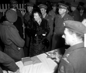 Koningin Juliana bij de terugkeer van het schip Groote Beer, koningin Juliana in, Bestanddeelnr 903-7817