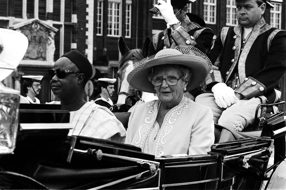 Koningin Juliana en president Ahidjo in een open caleche, Bestanddeelnr 930-3426