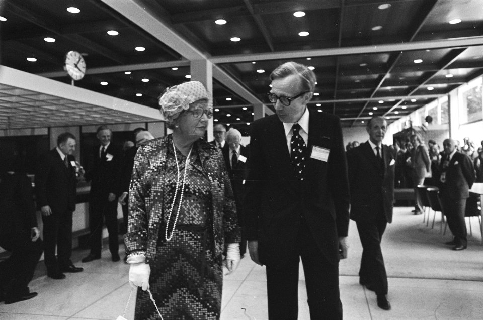 Koningin Juliana bij cardiologencongres in RAI Amsterdam, Professor Purser begro, Bestanddeelnr 928-6569