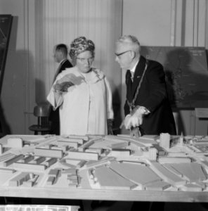 Koningin Juliana en burgemeester Peek bekijken een maquette, Bestanddeelnr 914-3075