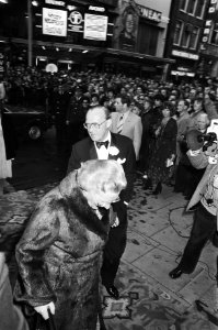 Koningin Juliana bij aankomst, Bestanddeelnr 930-2363