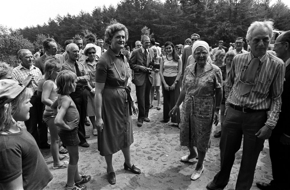 Koningin Juliana en commissaris der koningin Schilthuis, Bestanddeelnr 928-0379