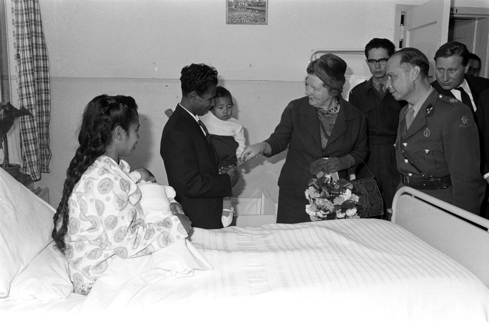Koningin Juliana brengt een bezoek aan centraal opvangcentrum Willem de Zwijger , Bestanddeelnr 914-4869
