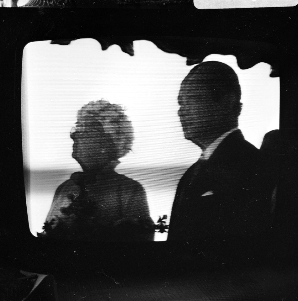 Koningin Juliana en prins Bernhard arriveren op vliegveld van Jakarta (foto's ge, Bestanddeelnr 924-8587