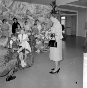 Koningin Juliana brengt een bezoek aan de Mythylschool te Utrecht, Bestanddeelnr 916-6087