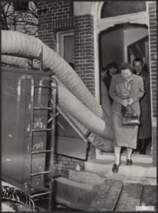 Koningin Juliana bracht een onverwacht bezoek aan Nieuw-Vossemeer in het rampgeb, Bestanddeelnr 014-1329