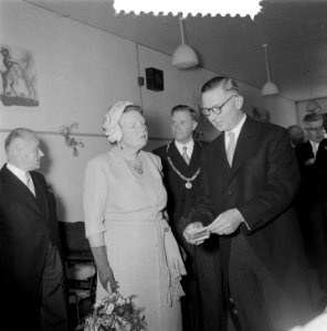 Koningin Juliana bij de Van de Wouden Stichting, Bestanddeelnr 907-3523