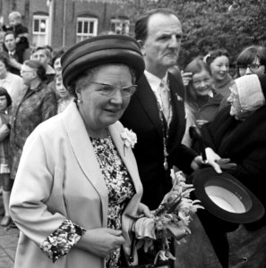 Koningin Juliana en burgemeester K. Bossenbroek (1968)