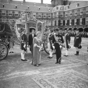 Koningin Juliana en de prinsen Bernhard en Claus bij verlaten van de Gouden Koet, Bestanddeelnr 921-6861