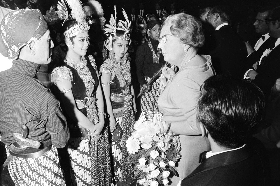 Koningin Juliana en enkele leden van de dansgroep, Bestanddeelnr 924-4190