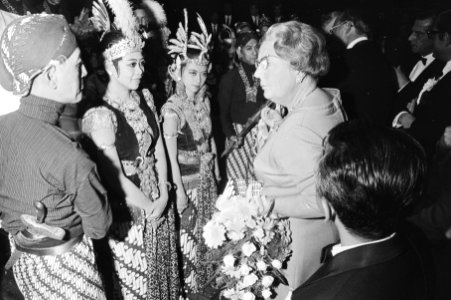 Koningin Juliana en enkele leden van de dansgroep, Bestanddeelnr 924-4190