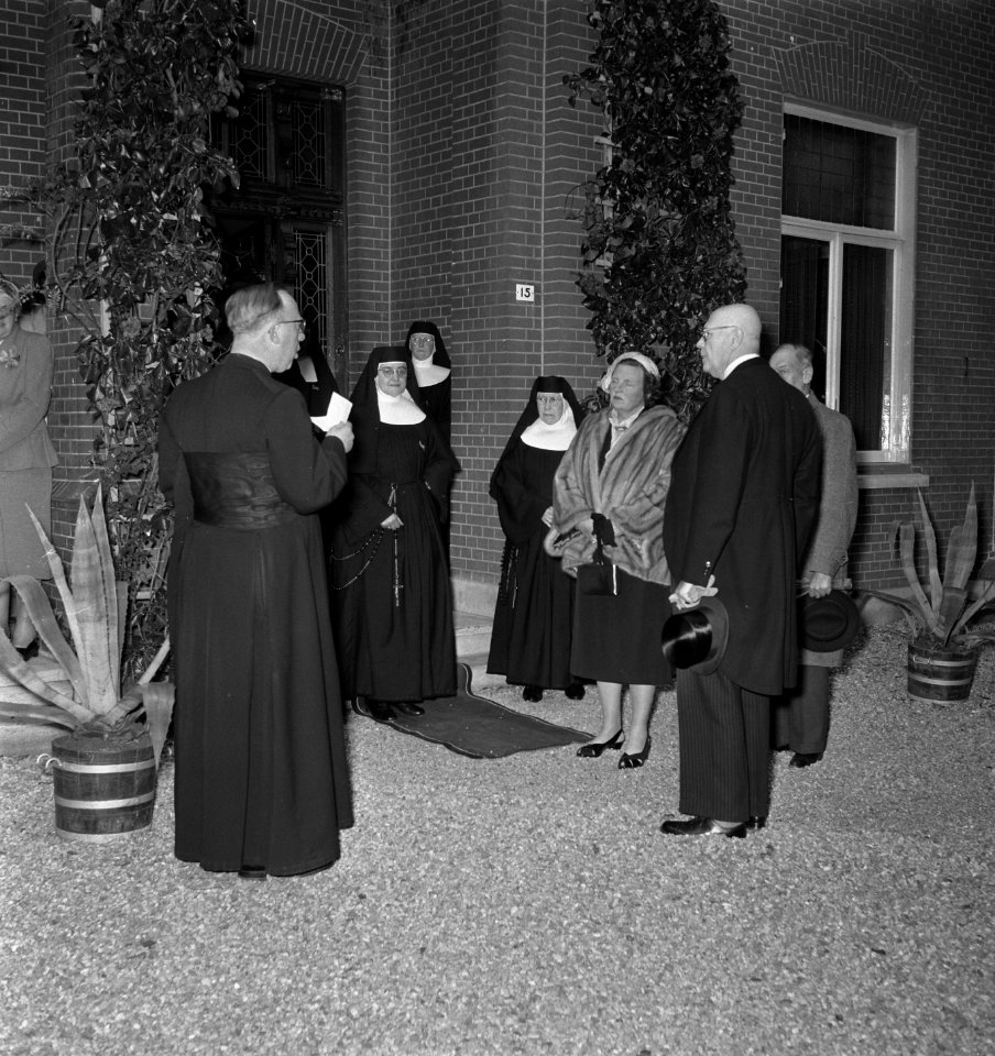 Koningin Juliana en prins Bernhard brengen een bezoek aan 15 gemeentes in oostel, Bestanddeelnr 906-4744