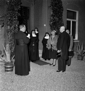 Koningin Juliana en prins Bernhard brengen een bezoek aan 15 gemeentes in oostel, Bestanddeelnr 906-4744