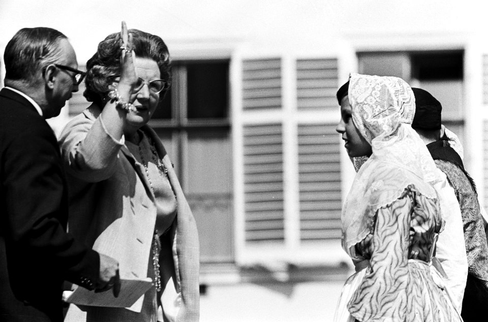 Koningin Juliana en een dame in klederdracht, Bestanddeelnr 917-7136