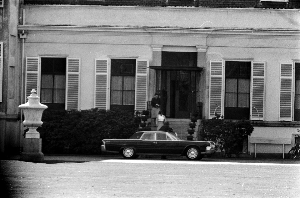 Koningin terug van vakantie, de Koningin op trap van het Paleis geholpen door Pr, Bestanddeelnr 917-5962