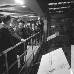 Koningin Juliana en prins Bernhard brengen een bezoek aan de Hoogovens te IJmuid, Bestanddeelnr 917-1465