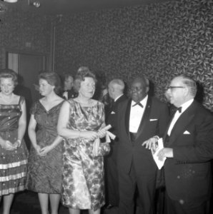 Koningin Juliana en de prinsessen Beatrix en Irene zijn in de Kleine Komedie voo, Bestanddeelnr 913-7736