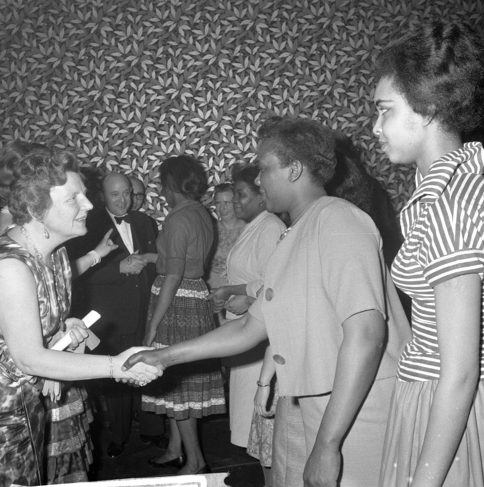 Koningin Juliana en de prinsessen Beatrix en Irene zijn in de Kleine Komedie voo, Bestanddeelnr 913-7733