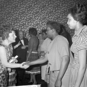 Koningin Juliana en de prinsessen Beatrix en Irene zijn in de Kleine Komedie voo, Bestanddeelnr 913-7733