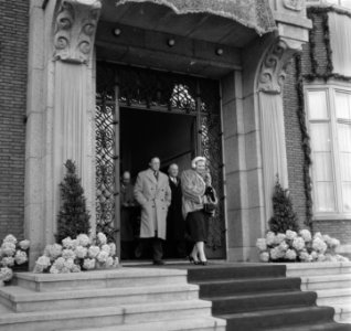 Koningin Juliana en prins Bernhard brengen een bezoek aan 15 gemeentes in oostel, Bestanddeelnr 906-4734