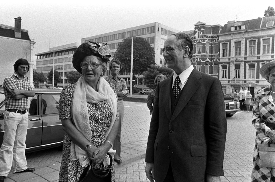 Koningin Juliana en de SER-voorzitter de Pous, Bestanddeelnr 928-1366