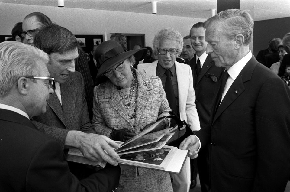 Koningin Juliana en prins Bernhard bij opening Centrum 45 te Oegstgeest, Bestanddeelnr 926-4131
