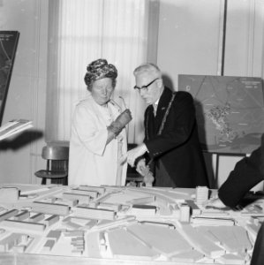 Koningin Juliana en burgemeester Peek bekijken een maquette, Bestanddeelnr 914-3078