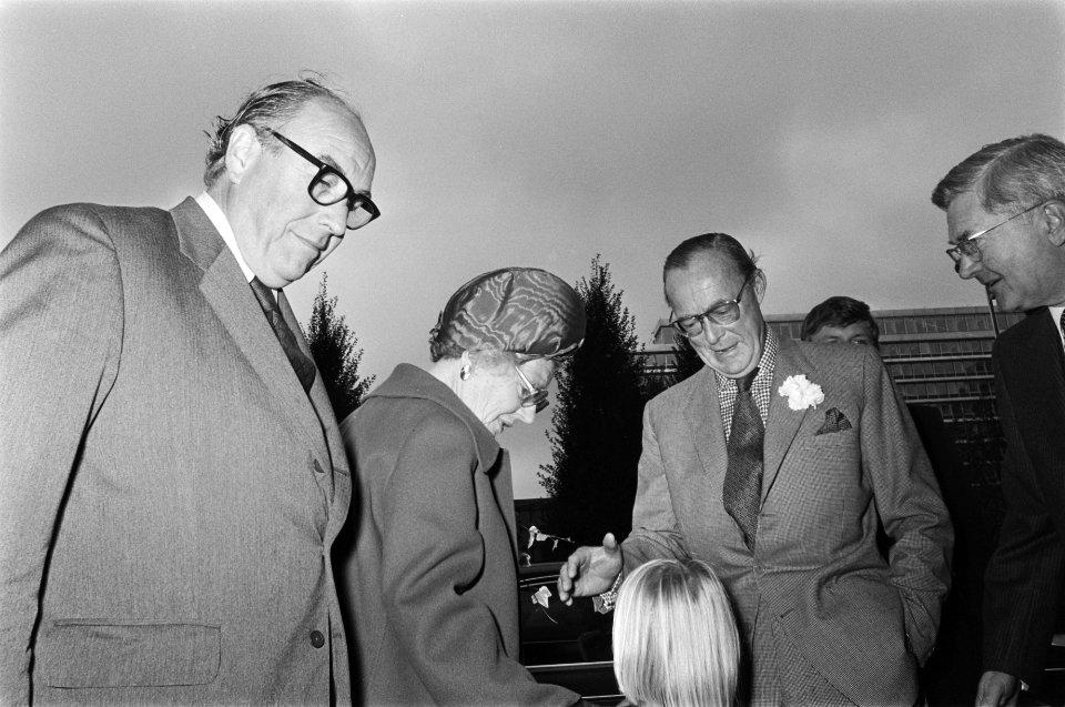 Koningin Juliana en prins Bernhard brengen een bezoek aan EG in Brussel bij aa…, Bestanddeelnr 929-3764