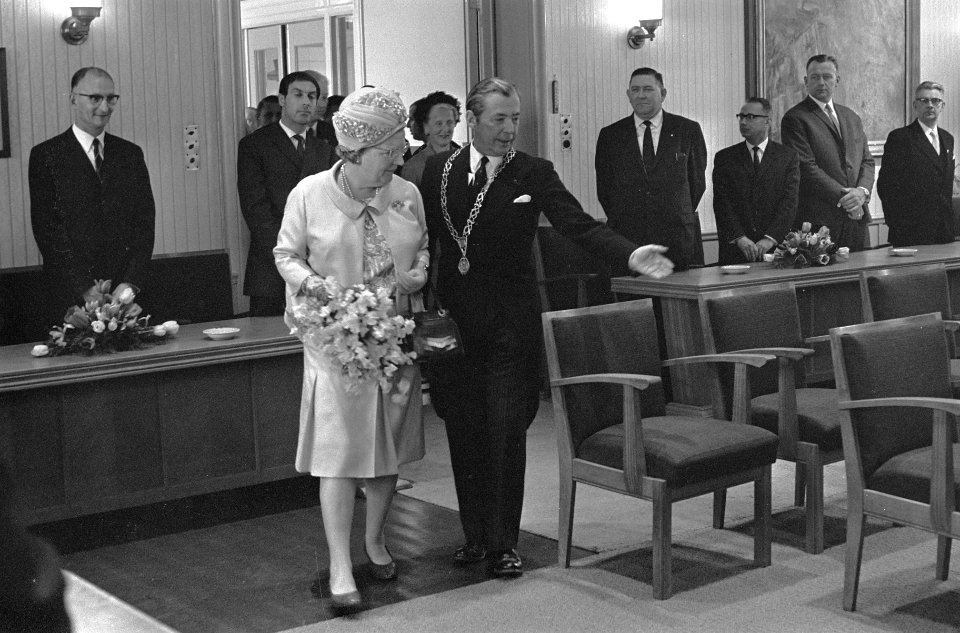 Koningin Juliana en burgemeester A.L. des Tombe, Bestanddeelnr 920-3114