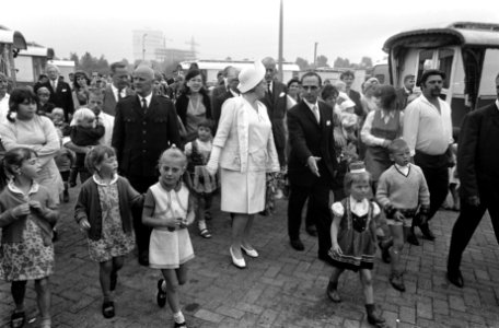 Koningin Juliana is tijdens het bezoek omringd door kinderen, Bestanddeelnr 922-5609