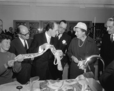 Koningin Juliana en prins Bernhard bezoeken de Technische Hogeschool te Delft, Bestanddeelnr 909-9878
